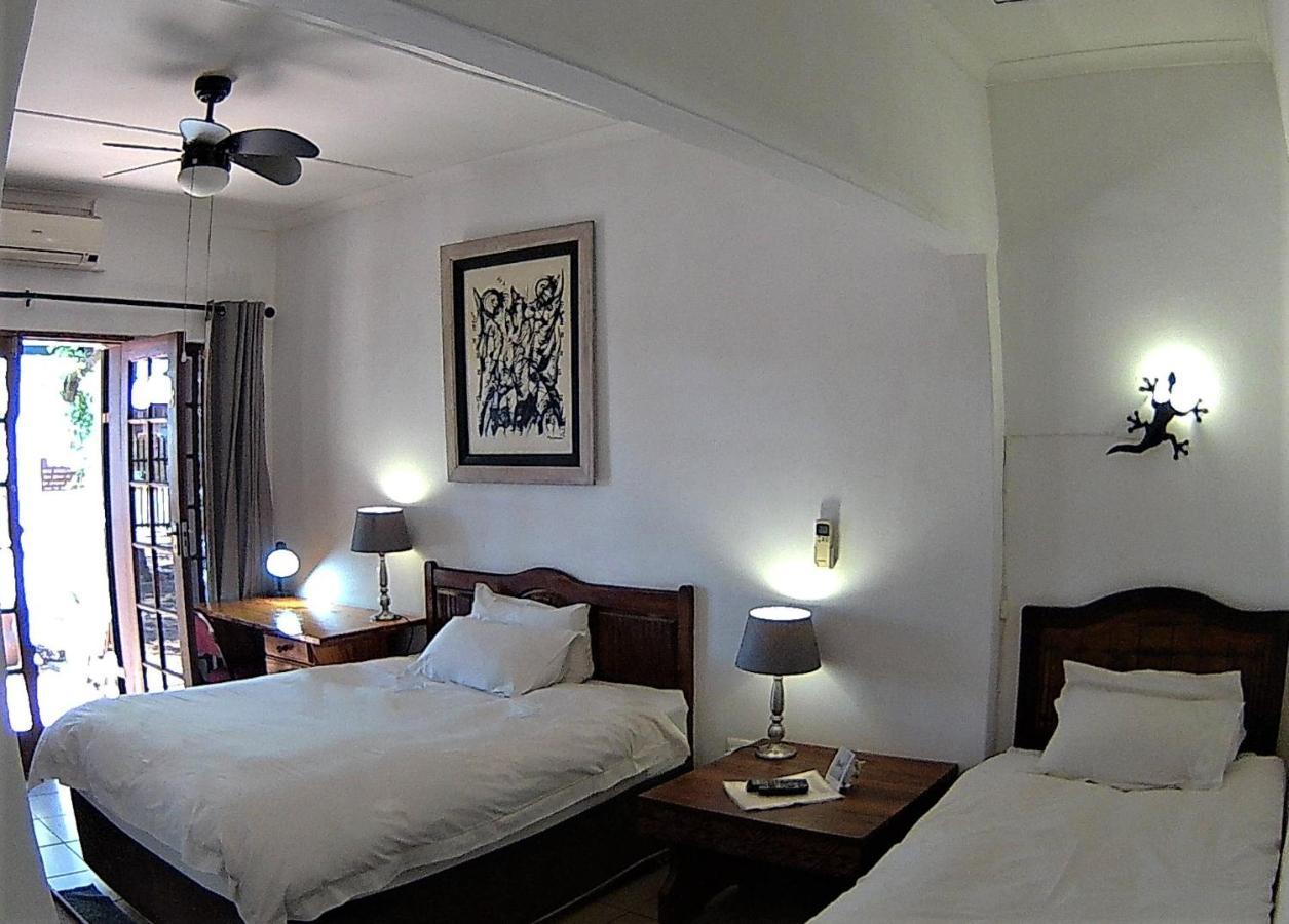 Kuru-Kuru Guesthouse Куруман Экстерьер фото