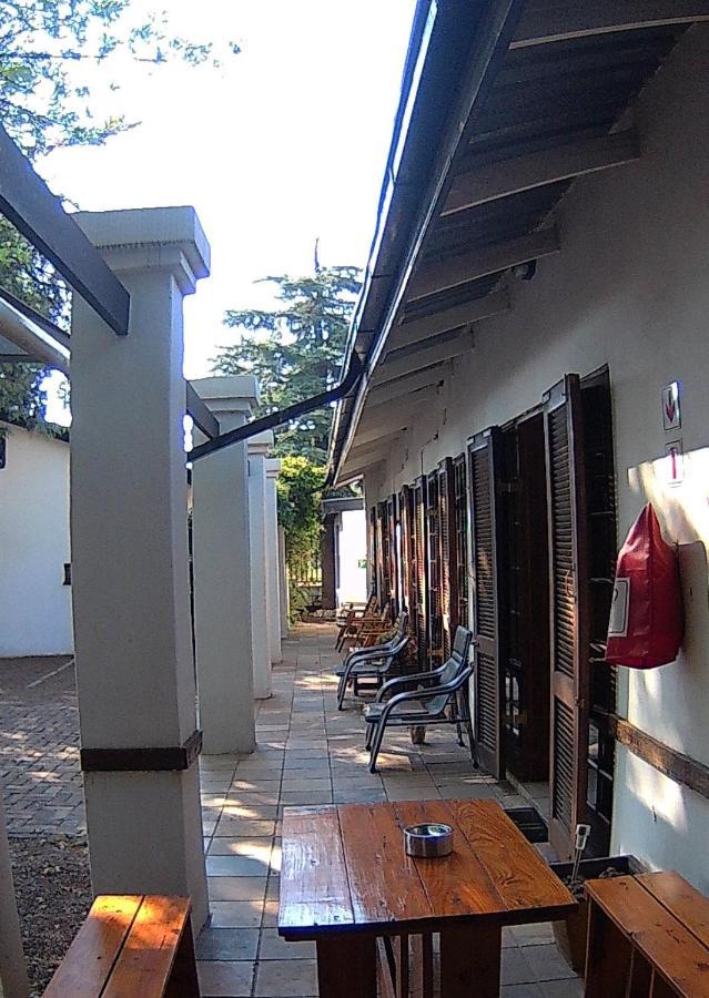 Kuru-Kuru Guesthouse Куруман Экстерьер фото