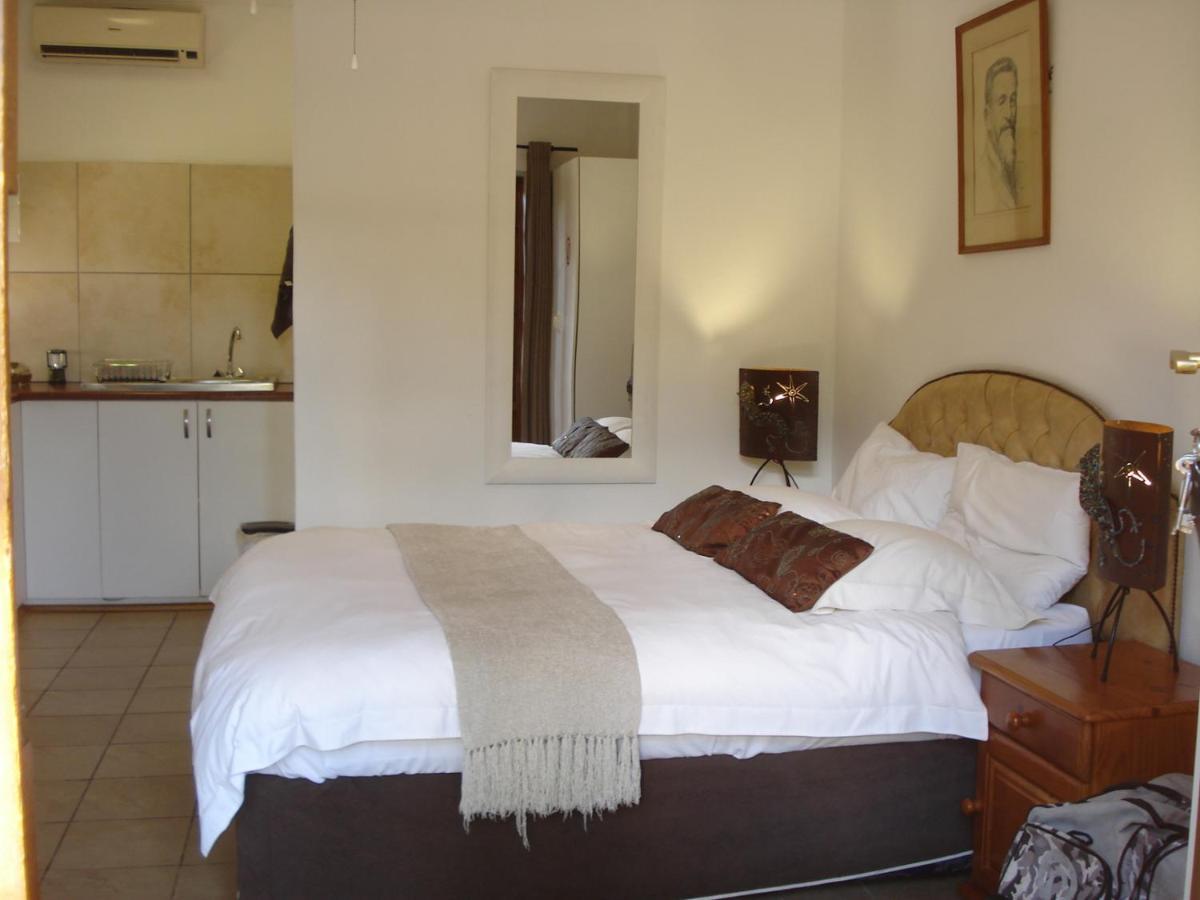 Kuru-Kuru Guesthouse Куруман Экстерьер фото