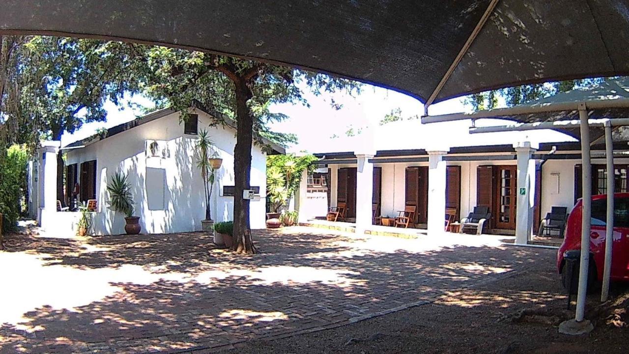 Kuru-Kuru Guesthouse Куруман Экстерьер фото